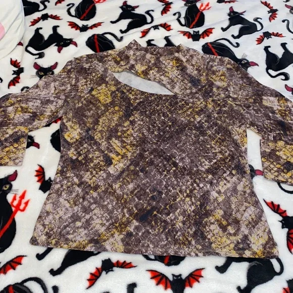 3/$30 Y2K Guess Top - Picture 3 of 5